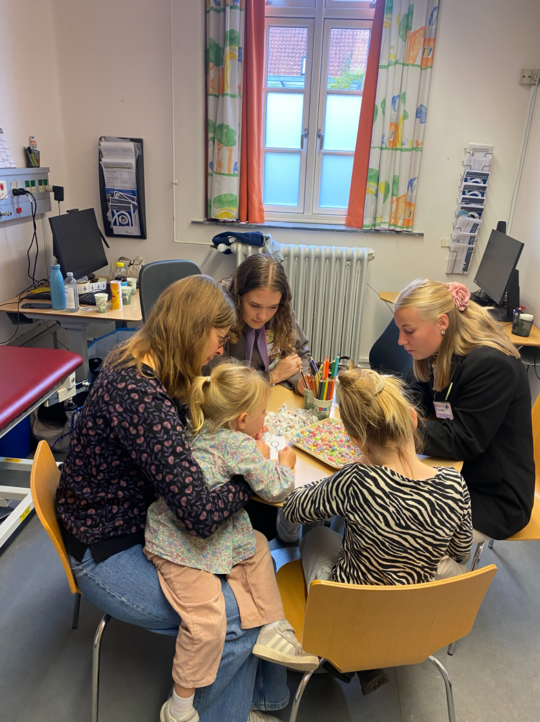 Frivillige fra CCF laver kreative aktiviteter med børn under Bliv Hospitalsklog på OUH – med tegning og perlearmbånd som en del af dagens program