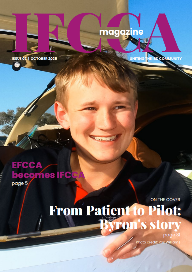 Forside af IFCCA Magazine, oktober 2025, med Byron Waller – en ung australier, der sætter fokus på Crohns sygdom gennem sin inspirerende historie.